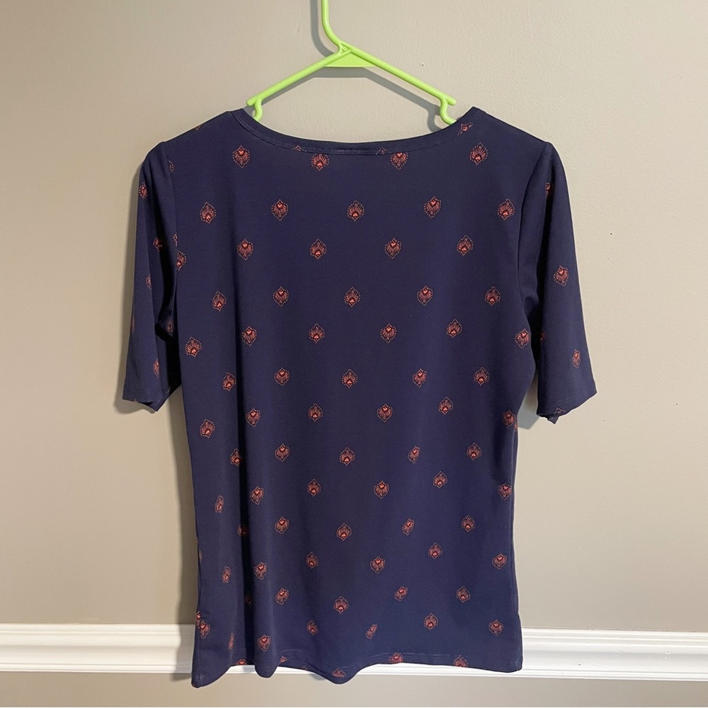 ⭐️4 for $10⭐️ Lularoe Short Sleeve T Shirt. Women’s Large Navy / Red Shirt. - Picture 4 of 9